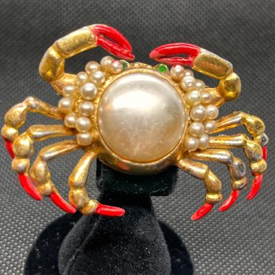 VINTAGE CRAB PIN PEARLY CENTER