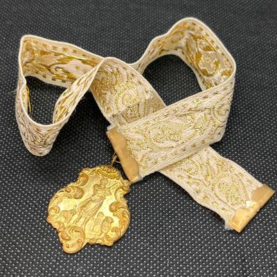 VINTAGE SHEPHARD & LAMBS PENDANT ON BROCADE