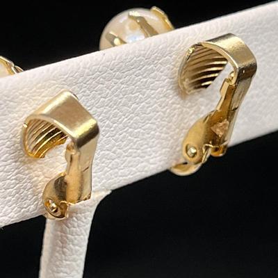 SMALL COSTUME EARRINGS REAL PEARLS