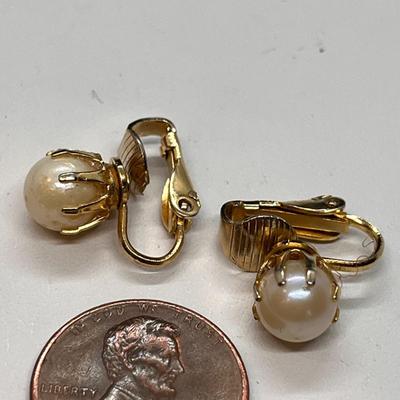 SMALL COSTUME EARRINGS REAL PEARLS