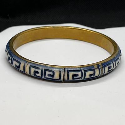 BRASS CARVED SHELL GEOMETRIC BANGLE BRACELET