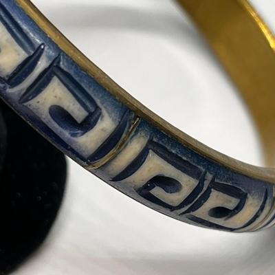 BRASS CARVED SHELL GEOMETRIC BANGLE BRACELET