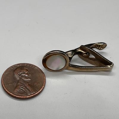 SIMPLE VINTAGE PEARLY TIE CLASP