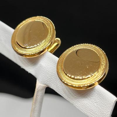 VINTAGE GOLD-TONE CUFFLINKS CLASSY DESIGN