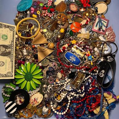 JUNQUE JEWELRY LOT- ODDS & ENDS