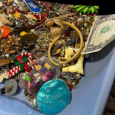 JUNQUE JEWELRY LOT- ODDS & ENDS