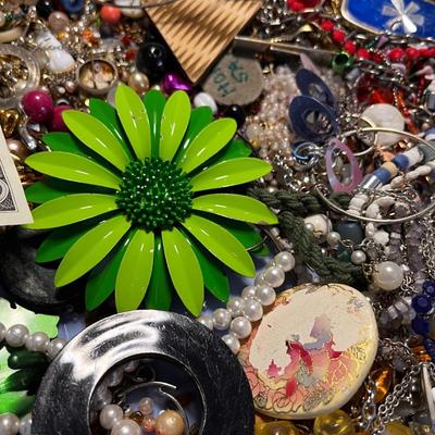 JUNQUE JEWELRY LOT- ODDS & ENDS