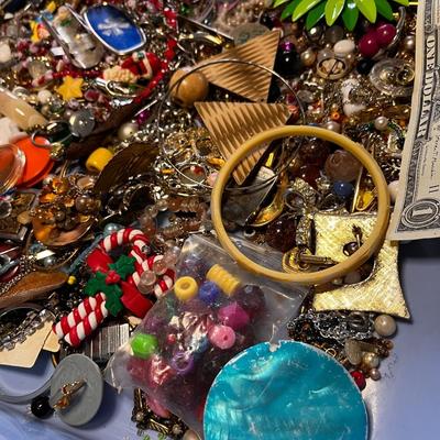 JUNQUE JEWELRY LOT- ODDS & ENDS