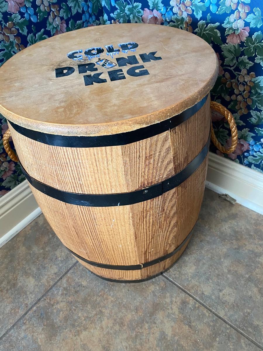 Wooden cold drink keg with rope handles
