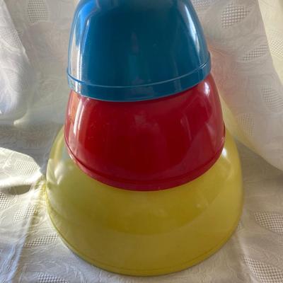 Set of three vintage Pyrex mixing bowls