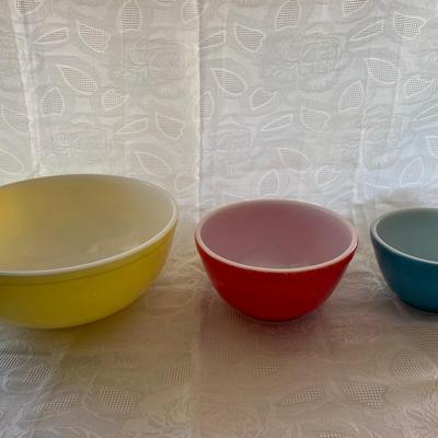 Set of three vintage Pyrex mixing bowls