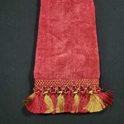1 Decorative Towel Medium - Like New