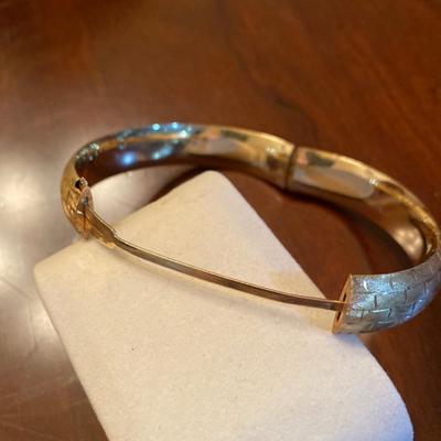 Beautiful RINE 14 KT gold vintage bangle bracelet with floral engraving