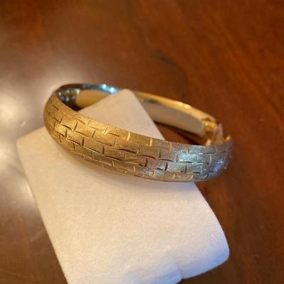 Beautiful RINE 14 KT gold vintage bangle bracelet with floral engraving