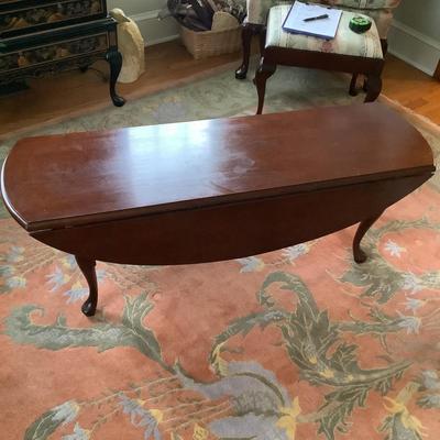 526 Queen Anne Style Oval Drop Leaf Mahogany Coffee Table