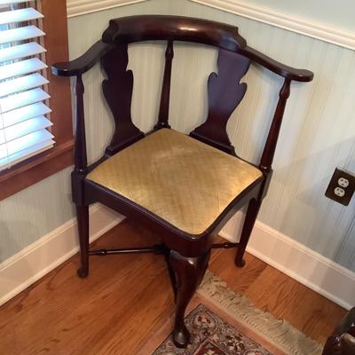 541 Queen Anne Mahogany Corner Chair