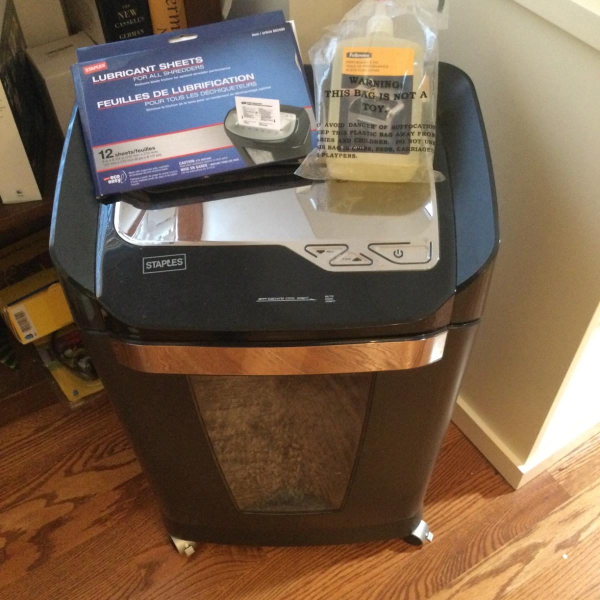 589 Staples Paper Shredder