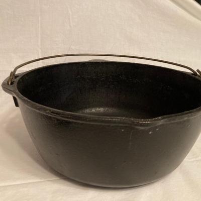 Cast Iron Lodge Dutch Oven with handle & lid