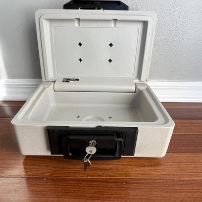SENTRY 1100 Fire Proof Box With Keys