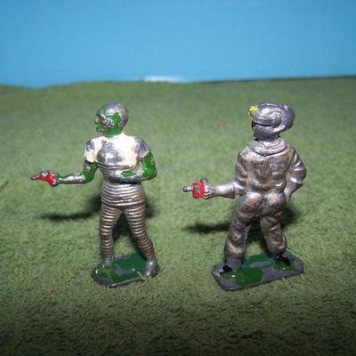 LOT 133 LEAD FIGURE ENGLAND 2 SPACEMEN | EstateSales.org