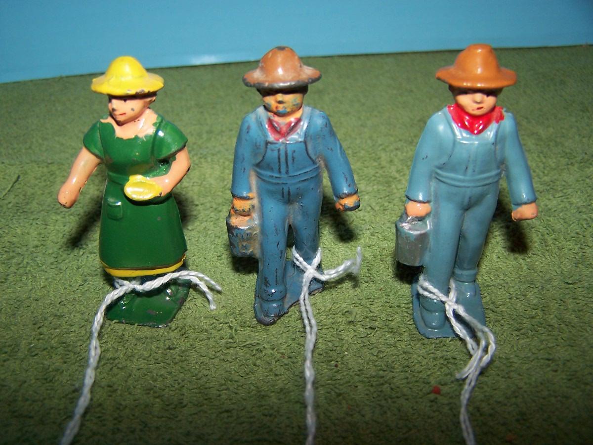 LOT 185 GREAT VINTAGE LEAD FIGURES!!! JONES 38 WIFE 37 FARMERS