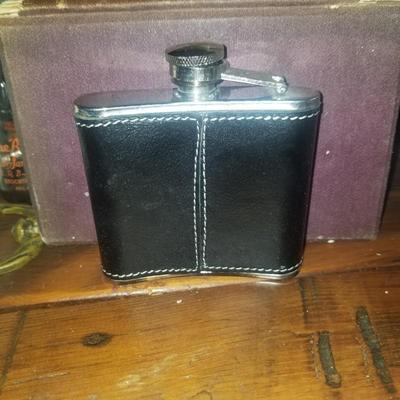 10 oz chrome flask with leather cover
