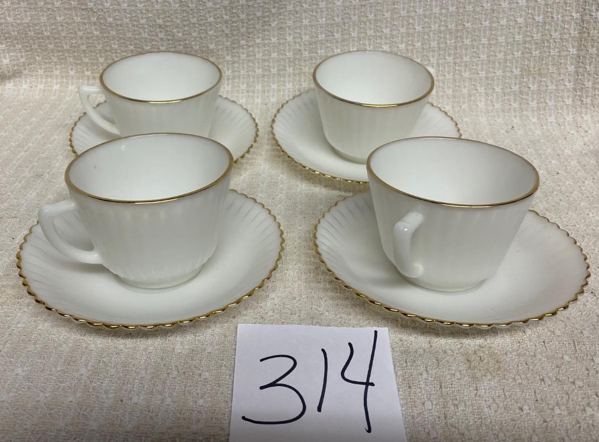 Vintage Gold Trimmed Tea Cups and Saucers with Scalloped Edges Vintage Gold Trimmed Tea Cups and Saucers with Scalloped Edges