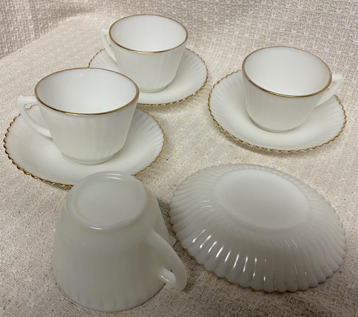 Vintage Gold Trimmed Tea Cups and Saucers with Scalloped Edges Vintage Gold Trimmed Tea Cups and Saucers with Scalloped Edges