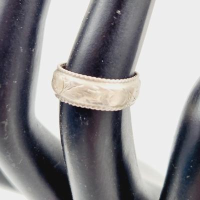 ETCHED .925 SILVER RING SIZE 4