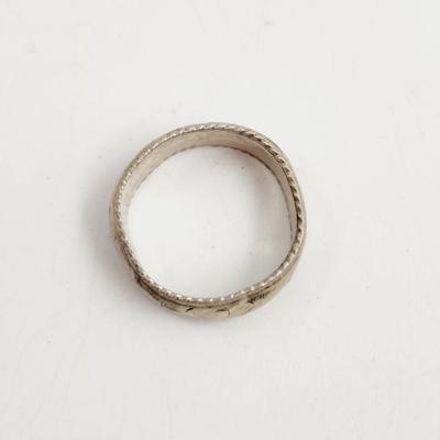 ETCHED .925 SILVER RING SIZE 4