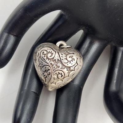 SILVER DESIGNED HOLLOW HEART PENDANT