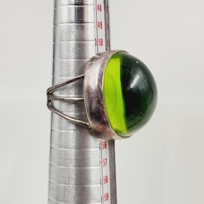 FANTASTIC SILVER GREEN GLASS RING SIZE 6.5 (see description)