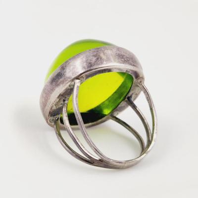 FANTASTIC SILVER GREEN GLASS RING SIZE 6.5 (see description)
