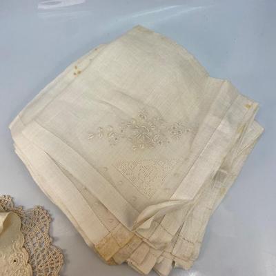 Mixed Lot of Vintage Cloth Dinner Napkins and Doilies