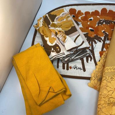 Mixed Lot of Vintage Retro Yellow Orange Brown Table Linens Napkins Tablecloth