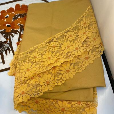 Mixed Lot of Vintage Retro Yellow Orange Brown Table Linens Napkins Tablecloth