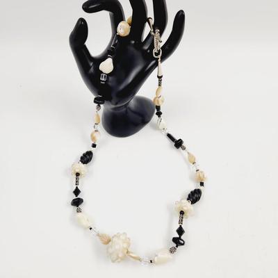 BEAUTIFUL LONG GLASS DESIGNED NECKLACE