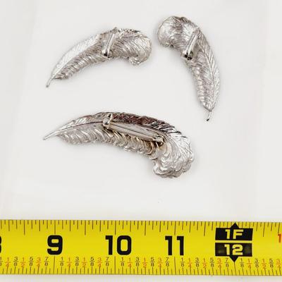 VINTAGE SARAH COVENTRY SILVER TONED FEATHER CLIP ON EARRINGS & BROOCH