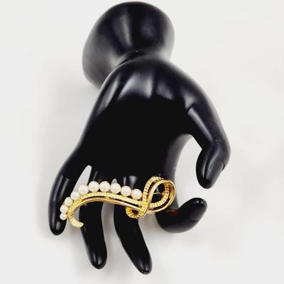VINTAGE GOLD TONED & FAUX PEARL BROOCH