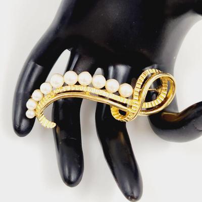 VINTAGE GOLD TONED & FAUX PEARL BROOCH