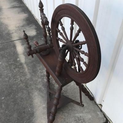 Antique primitive Colonial Wooden Country Spinning Wheel