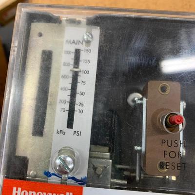 Honeywell Pressuretrol L4079B new condition