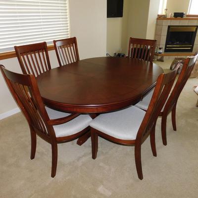 BEAUTIFUL DINING TABLE WITH BUTTERFLY LEAF AND 6 CHAIRS