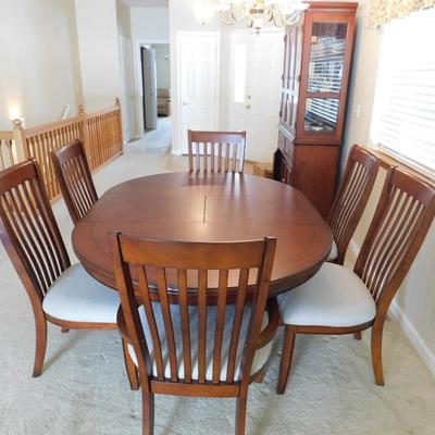 BEAUTIFUL DINING TABLE WITH BUTTERFLY LEAF AND 6 CHAIRS