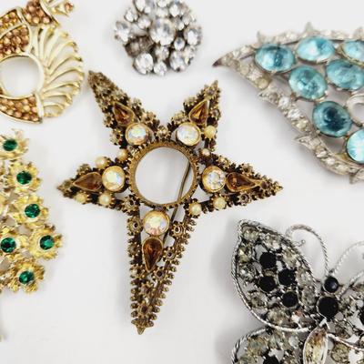 MISSING PIECES LOT OF VINTAGE BROOCHES