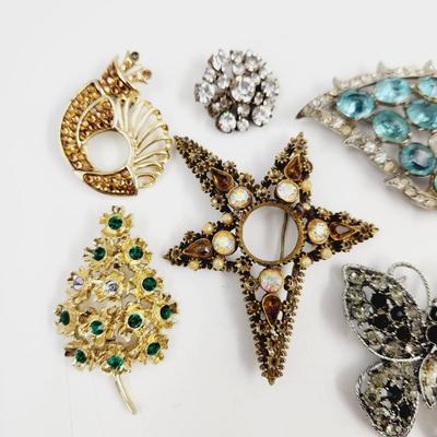 MISSING PIECES LOT OF VINTAGE BROOCHES