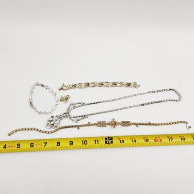 VINTAGE MISSING PIECES LOT OF NECKLACES & BROOCH