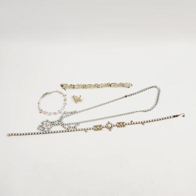 VINTAGE MISSING PIECES LOT OF NECKLACES & BROOCH
