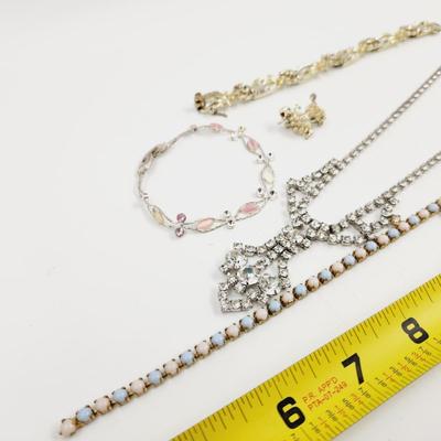 VINTAGE MISSING PIECES LOT OF NECKLACES & BROOCH