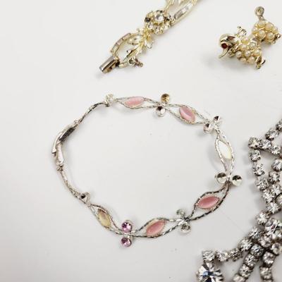 VINTAGE MISSING PIECES LOT OF NECKLACES & BROOCH